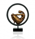 WEIBLICHE SKULPTUR AUS GRANIT & STEIN