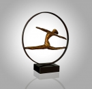 WEIBLICHE SKULPTUR AUS GRANIT & STEIN