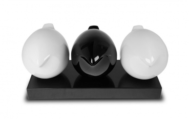 Moderne abstrakte Skulptur "Three Birds" auf schwarzem Marmorsockel.