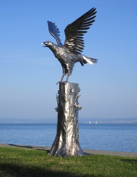 Große Garten Park Skulptur Adler am Baum aus Edelstahl Höhe 385 cm.