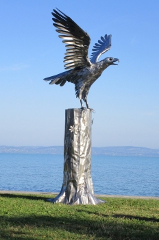 Edelstahl Skulptur Adler am Baum