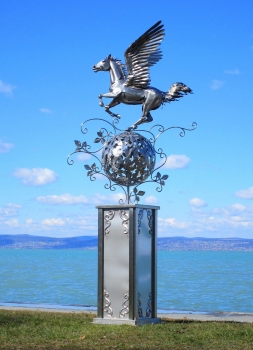 Große Pferde Gartenskulptur auf  Säule