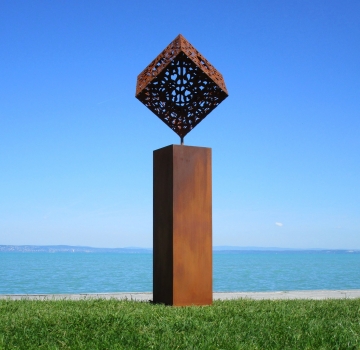 Abstraktes Garten Kunstwerk Würfel auf Säule