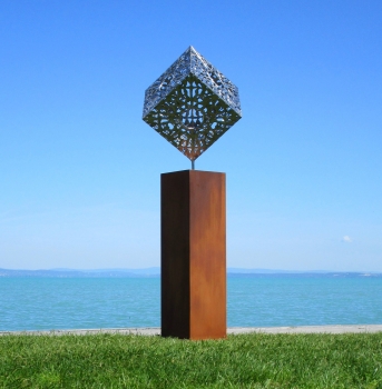 Abstraktes Garten Kunstwerk Würfel auf Säule