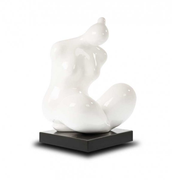 Weibliche Akt Skulptur "L' Assise" in Lack Weiß. Sitzender weiblicher Akt.