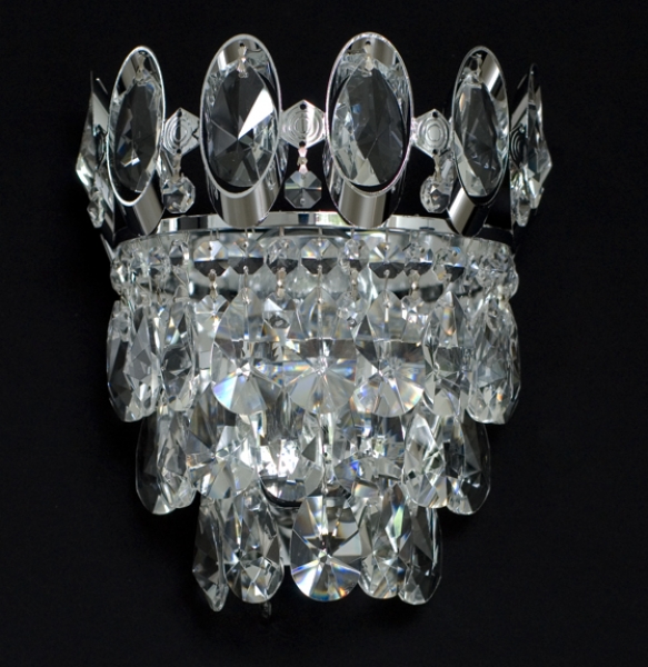 Wall light with real lead crystals, available in gold or silver. Matching chandelier available.