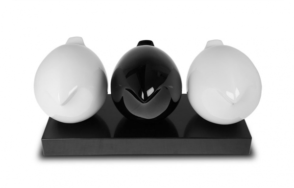 Moderne abstrakte Skulptur "Three Birds" auf schwarzem Marmorsockel.