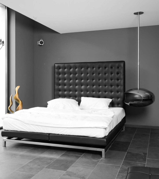 Highback leather bed black