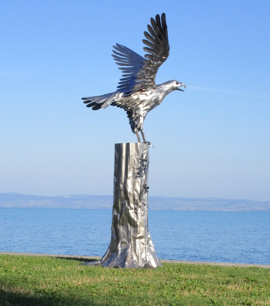 Riesige Edelstahl Skulptur Adler am Baum