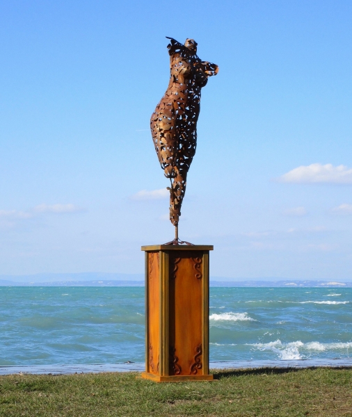 Großer Akt Gartenskulptur rostig auf Säule