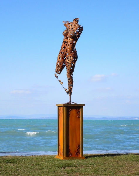 Big Venus garden sculpture rusty