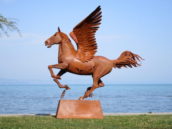 Horse sculpture outside