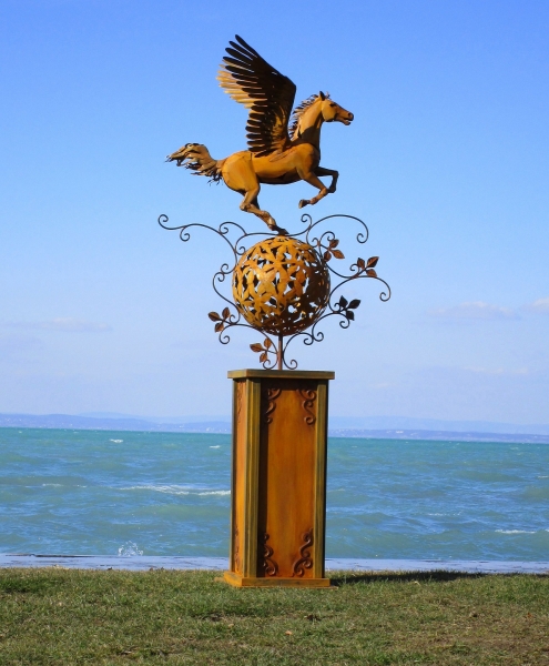 Pegasus Pferde Skulptur auf Säule rostig