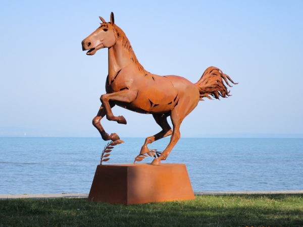 Life Size Horse sculpture garden rusty