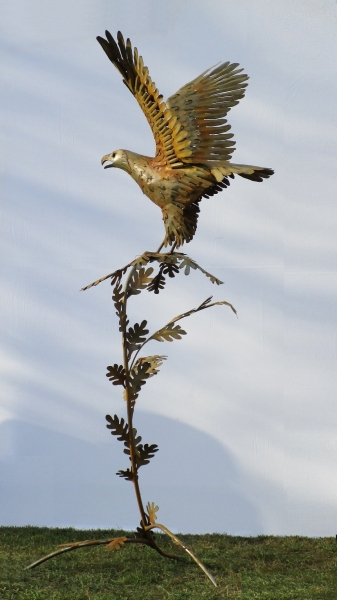 Steinadler auf Baum Roststahl