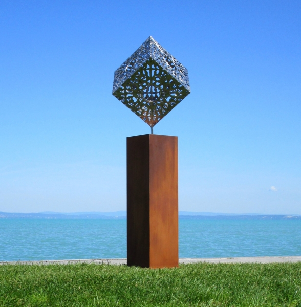 Abstraktes Garten Kunstwerk Würfel auf Säule